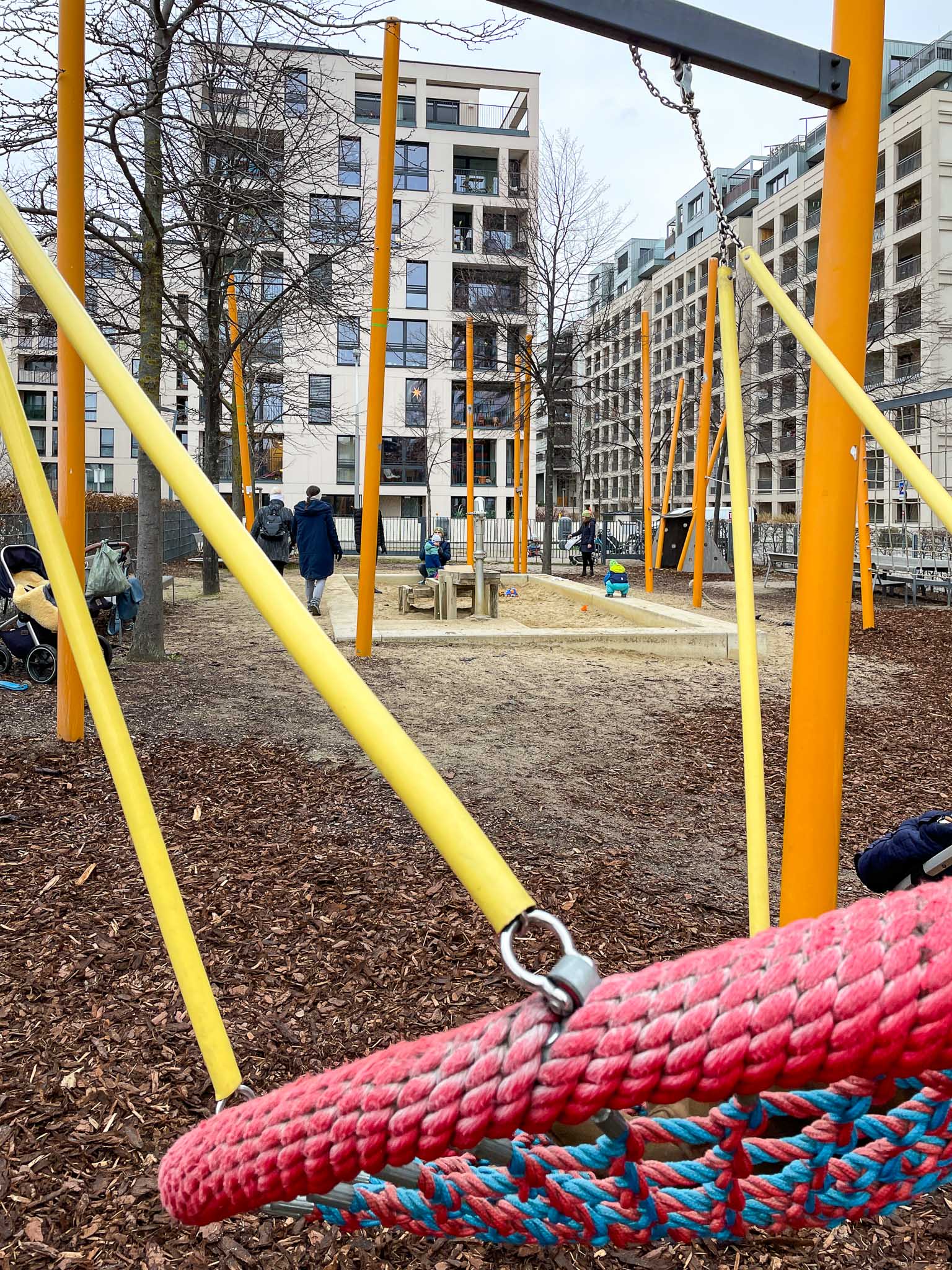 Mehr Väter als Mütter mit Kleinkindern am Spielplatz